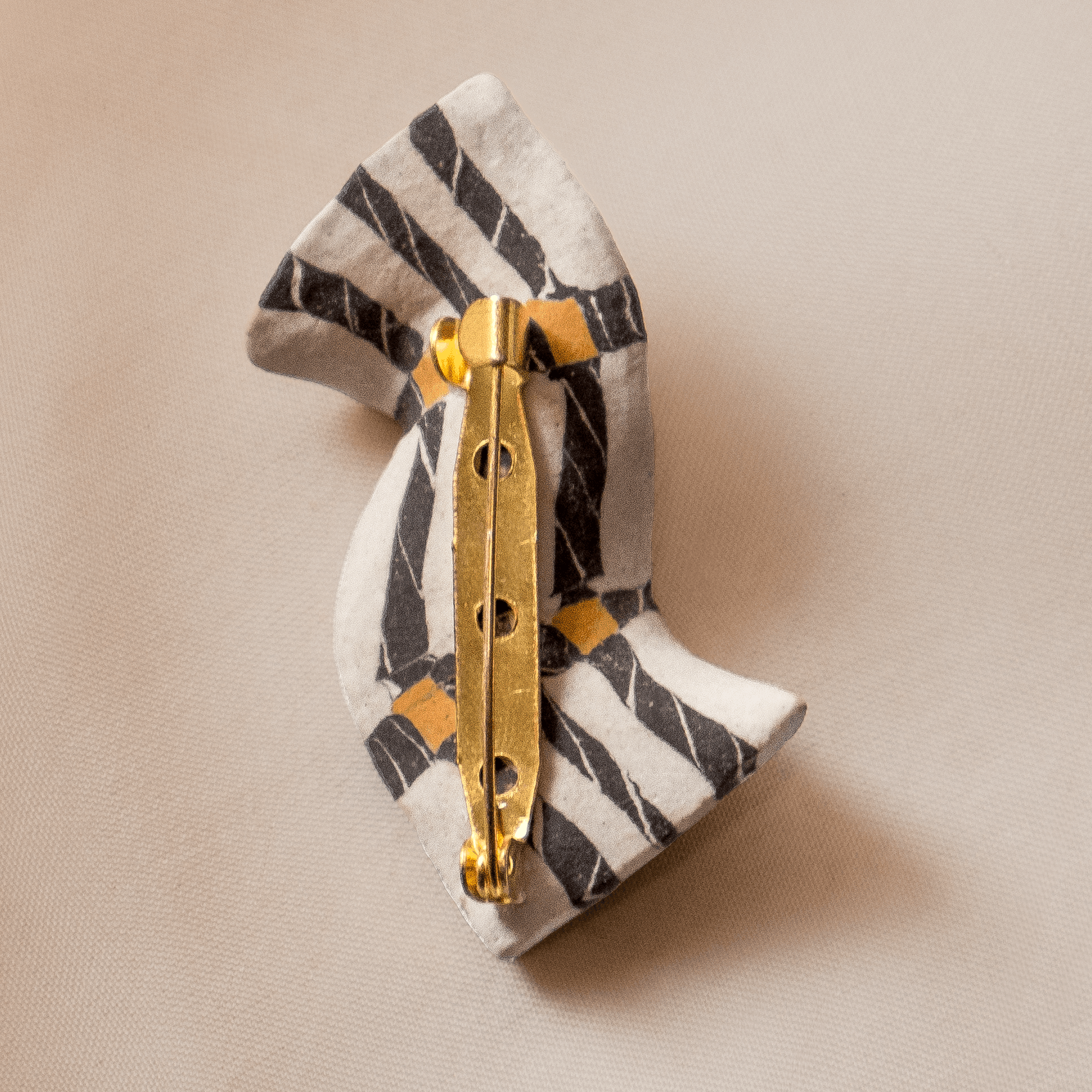 Akin Brooch 02