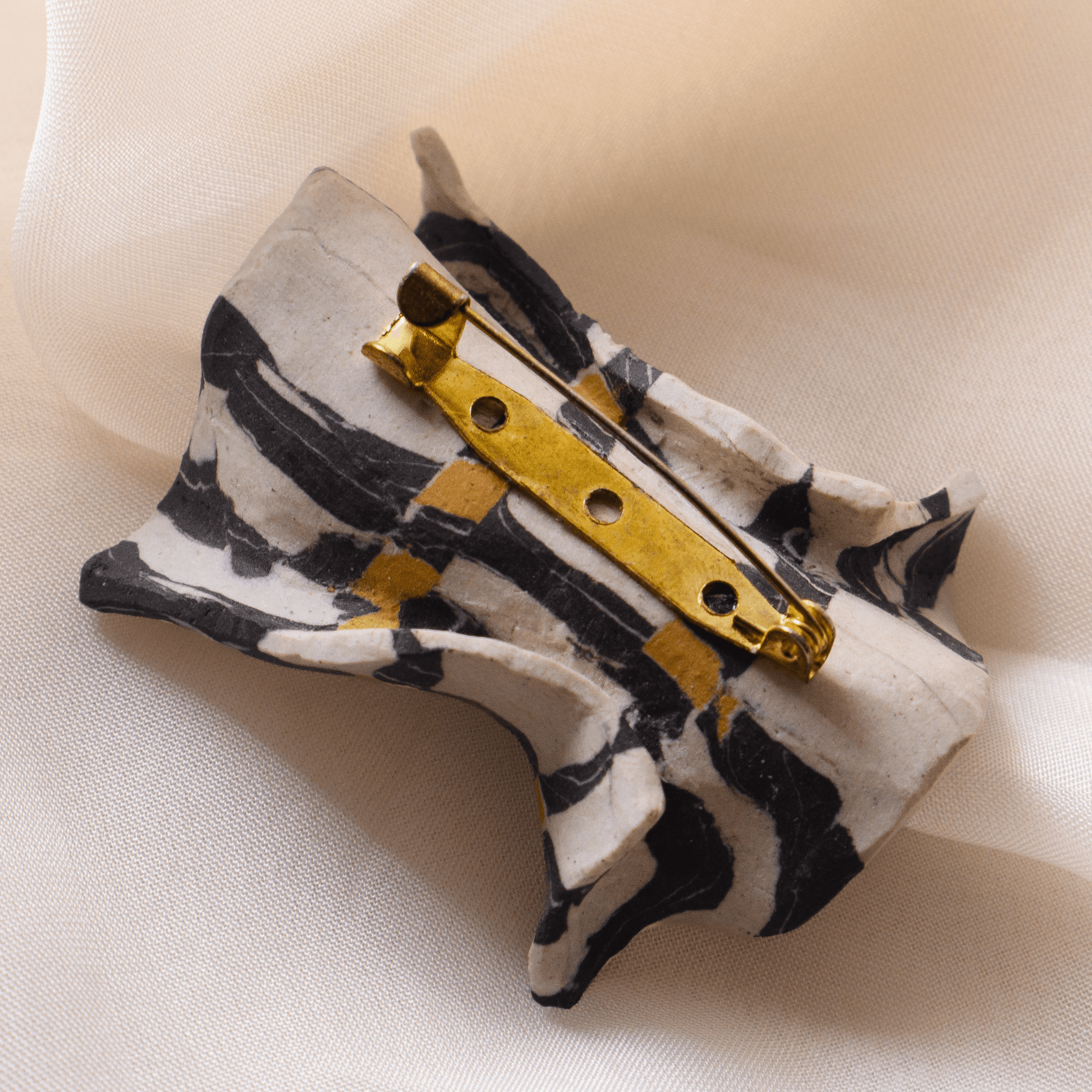 Akin Brooch 01